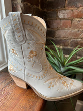 783 Dingo Embroidered White Western Boots